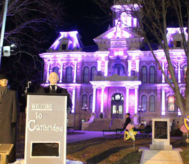 Courthouse light up with Christmas lights